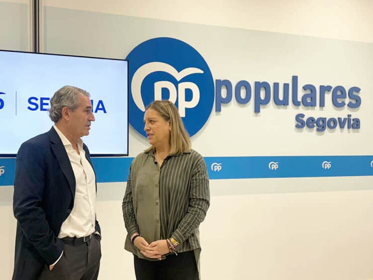 El PP de Segovia asegura que la Ley de Movilidad Sostenible del Gobierno es el "mayor ataque" a mundo rural 1 Los senadores del PP por Segovia Juan José Sanz Vitorio y María Ángeles García. / PP