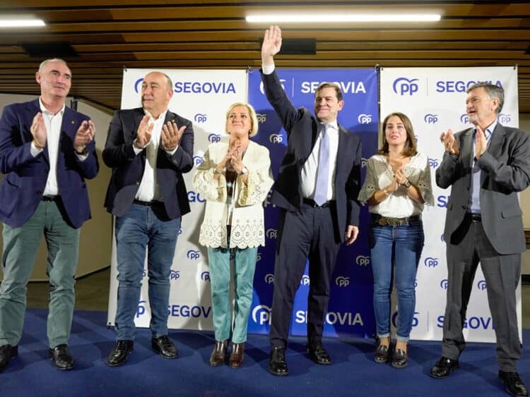 Mañueco: "Queremos que Castilla y León se sitúe entre las tres mejores comunidades de España" 1 José Mazarías, Miguel Ángel de Vicente, Paloma Sanz, Alfonso Fernández Mañueco, Elisabet Lázaro y Francisco Vázquez, en la Junta Directiva del PP. / HÉCTOR CRIADO