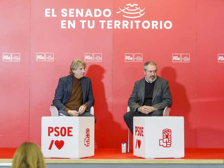 Espadas critica la confrontación “estéril” y el debate “agrio” en el Senado 1 Carlos Martínez y Juan Espadas, en la Jornada 'El Senado en tu territorio' en Segovia. / ICAL - NACHO VALVERDE