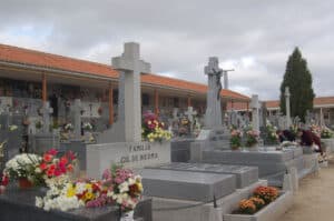 El culto a los muertos y los cementerios, una memoria colectiva (I) 4 Panteón de la familia Gil de Biedma, donde reposan las cenizas del poeta Jaime Gil de Biedma.