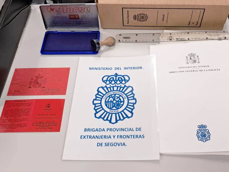Hasta seis detenidos por falsificar certificados de empadronamiento en localidades de Segovia y Ávila 1 La Policía Nacional desmantela una red de falsificación de empadronamientos para pedir asilo. / POLICÍA NACIONAL