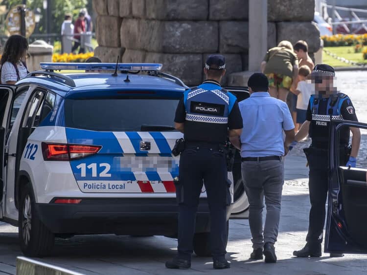 Detenido tras agredir a tres agentes de la autoridad en la plaza del Azoguejo 1 Sucesos atendido por la Policía Local en la plaza del Azoguejo. / KAMARERO
