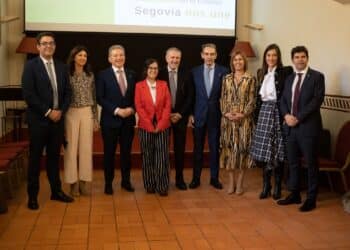 De izquierda a derecha, José Luis Horcajo, Raquel Alonso, Pedro Palomo, Sandra Gómez, Andrés Ortega, Juan Luis Yagüe, Magdalena Rodríguez , María José Tapia y Pedro Moreno posan antes de la entrega del Premio AESE 2005 en el hotel San Antonio el Real./ HÉCTOR CRIADO