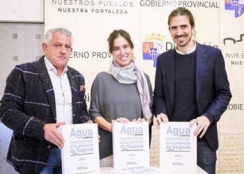 El vicepresidente primero de la Diputación, José María Bravo, y los autores, Juan Delgado y María Esteban, durante la presentación del libro 'Agua te pedimos', del Instituto de la Cultura 'Manuel González Herrero'. / DIPUTACIÓN