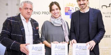 El vicepresidente primero de la Diputación, José María Bravo, y los autores, Juan Delgado y María Esteban, durante la presentación del libro 'Agua te pedimos', del Instituto de la Cultura 'Manuel González Herrero'. / DIPUTACIÓN