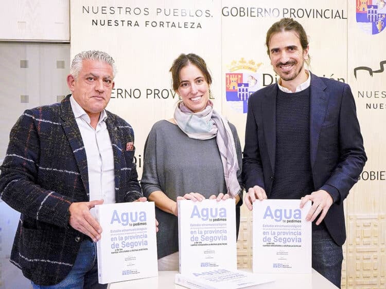 Rituales campesinos y cantos petitorios del mundo rural segoviano 1 El vicepresidente primero de la Diputación, José María Bravo, y los autores, Juan Delgado y María Esteban, durante la presentación del libro 'Agua te pedimos', del Instituto de la Cultura 'Manuel González Herrero'. / DIPUTACIÓN