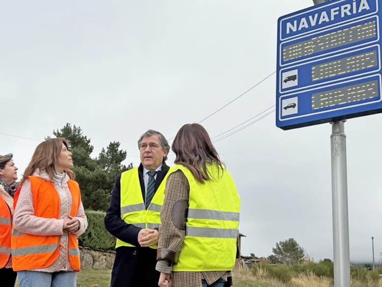 El Puerto de Navafría y La Quesera estrenan señalización inteligente para reforzar la seguridad vial 1 Jennifer Berzal, Jesús Puerta y Raquel Alonso, en el Puerto de Navafría. / JCYL