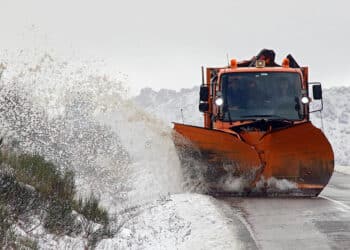 Máquina quitanieves, durante un episodio de nevadas. / ICAL