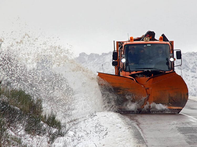 La provincia se prepara frente a la temporada invernal 1 Máquina quitanieves, durante un episodio de nevadas. / ICAL