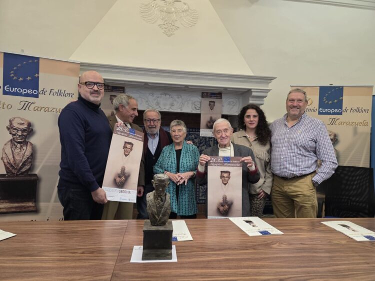 El Centro de Interpretación del Folklore de San Pedro de Gaíllos recibe el premio ‘Agapito Marazuela’ 1 Foto de familia tras el fallo. /AYUNTAMIENTO DE SEGOVIA
