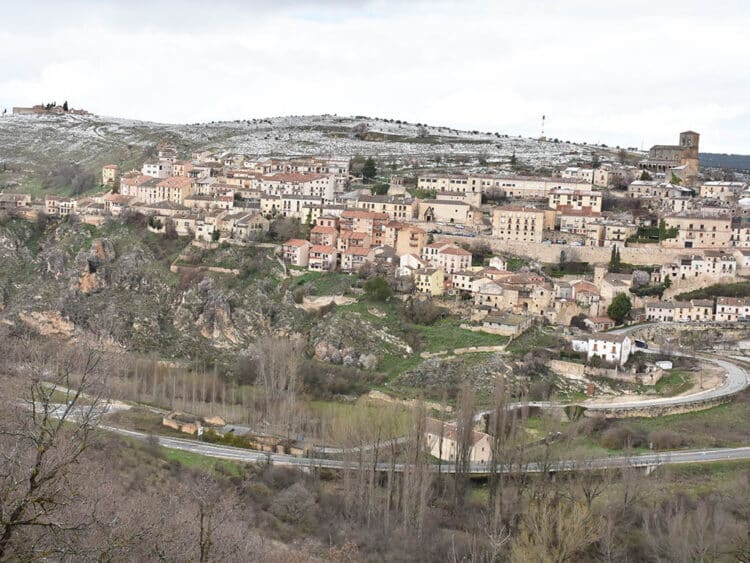 Vista de Sepúlveda, con nieve. / A.M.