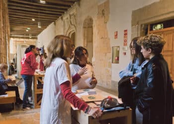 Más de una veintena de organizaciones sociales y oenegés de Segovia presentaron sus proyectos y propuestas de colaboración a los estudiantes. / IEU