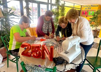 Un grupo de voluntarias participa en la confección de la colcha contra la violencia hacia las mujeres / JCYL
