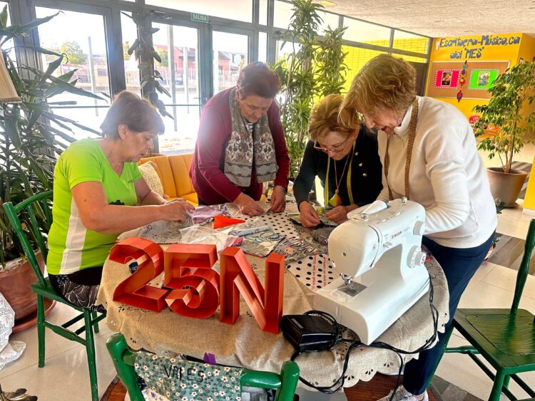 La comunidad educativa del CRA ‘Los Llanos’ teje una colcha contra la violencia hacia las mujeres 1 Un grupo de voluntarias participa en la confección de la colcha contra la violencia hacia las mujeres / JCYL