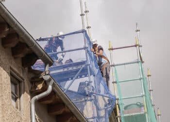 Trabajadores del sector de la construcción, en un edificio en Segovia. / KAMARERO