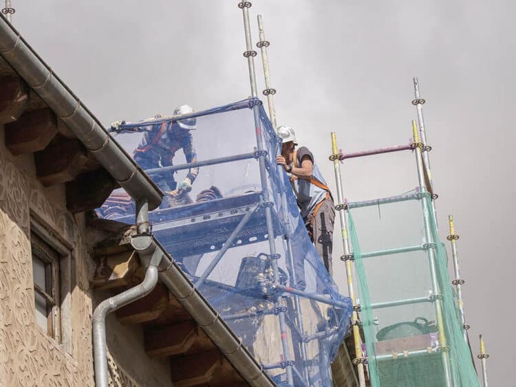 Trabajadores del sector de la construcción, en un edificio en Segovia. / KAMARERO
