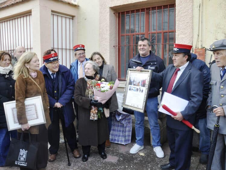 Entrega de reconocimiento a la familia de Francisco Álvarez, en el 'Tren de las Emociones'. / José Francisco de Antonio - Ángel Maderuelo - Juan Carlos Alegría