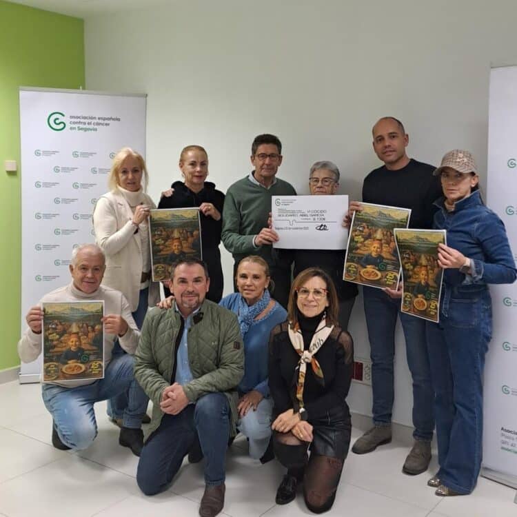 El VI cocido solidario 'Abel García' en Valsaín recauda 9.130 euros para la AECC 1 Entrega de la recaudación / ASOCIACIÓN ESPAÑOLA CONTRA EL CÁNCER EN SEGOVIA