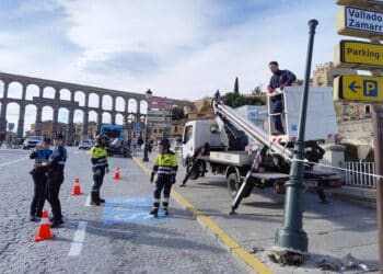 Intervención de señalización y retirada de la farola en Vía Roma. / MARCO A. RODRÍGUEZ
