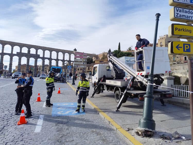 Intervención de señalización y retirada de la farola en Vía Roma. / MARCO A. RODRÍGUEZ