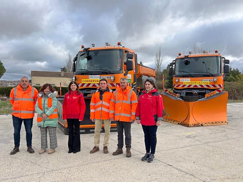 La provincia se prepara frente a la temporada invernal 3 La delegada territorial en Segovia, Raquel Alonso, visita el almacén de fundentes de la Junta de Castilla y León, ubicado en la carretera CL-601. / JCYL