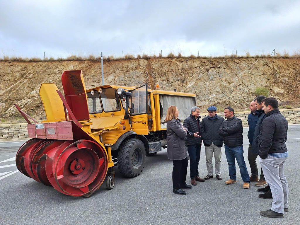 La provincia se prepara frente a la temporada invernal 2 La subdelegada del Gobierno, Marian Rueda, visita el Centro de Conservación y Explotación de la Unidad de Carreteras del Ministerio de Transportes, Movilidad y Agenda Urbana (Mitma) ubicado en las inmediaciones de la AP-61. / SDG