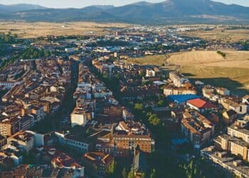 Vista parcial de la ciudad de Segovia durante un trayecto en globo.