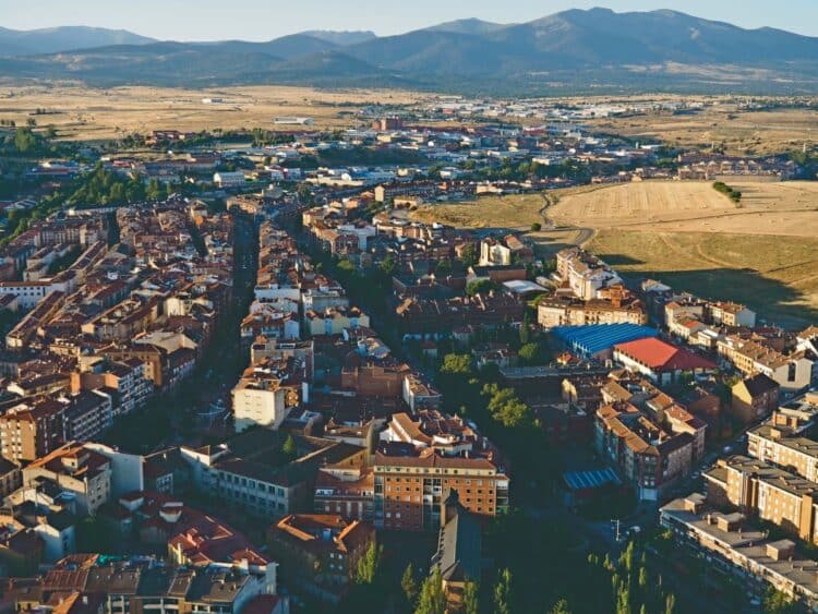Las ayudas al alquiler para personas o familias sin recursos 1 Vista parcial de la ciudad de Segovia durante un trayecto en globo.