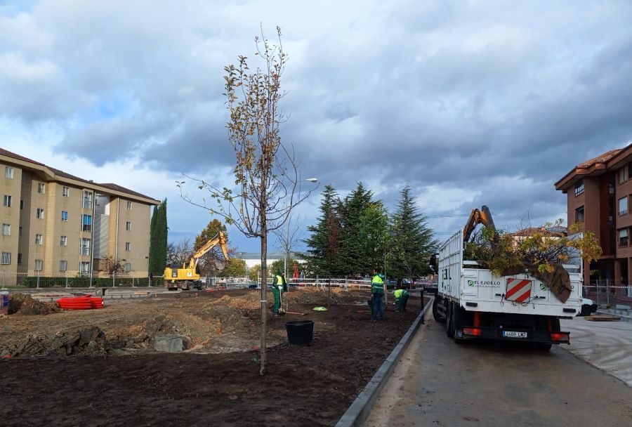 El Consistorio de Segovia tiene seis semanas para acabar siete obras con fondos europeos 2 Obras de renaturalización en la Plaza Calderón de la Barca en el barrio del Nueva Segovia.