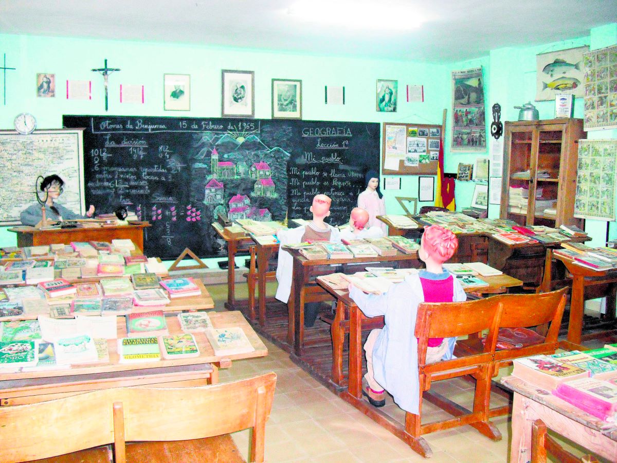 EL ANTIGUO DÍA DEL MAESTRO. 27 DE NOVIEMBRE 2 Museo pedagógico La última Escuela en Otones de Benjumea.