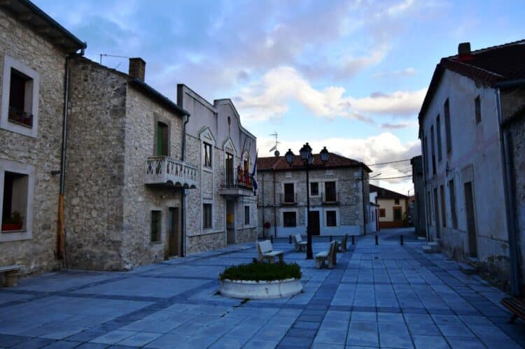 Movilidad financia con 51.000 euros la mejora de la estación de autobuses de Fuentesaúco de Fuentidueña 1 Foto de archivo. Plaza de la localidad / E.A.