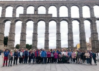 Medio centenar de segovianos participó en la VI edición de la Marcha de San Frutos, organizada por la Asociación Cultural y Deportiva Andariegos Segovianos. / HÉCTOR CRIADO