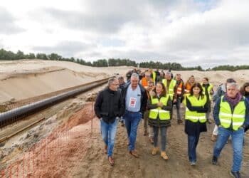 La consejera de Agricultura, Ganadería y Desarrollo Rural, María González Corral, visitó ayer las obras que se ejecutan para la modernización del regadío de El Carracillo. / ICAL