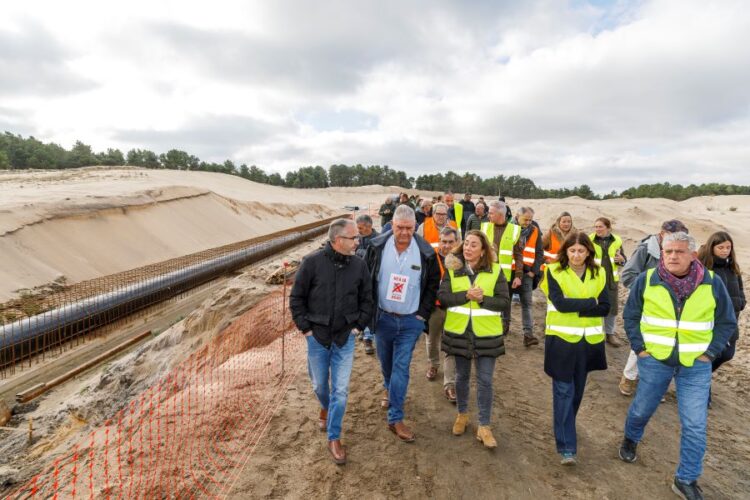 La consejera de Agricultura, Ganadería y Desarrollo Rural, María González Corral, visitó ayer las obras que se ejecutan para la modernización del regadío de El Carracillo. / ICAL