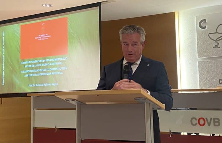 Instante del acto del nombramiento en el Colegio Oficial de Veterinarios de Barcelona / E.A.