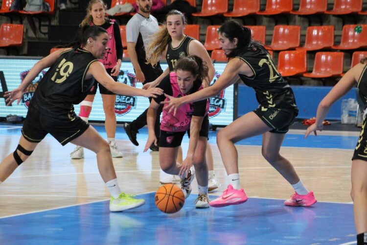 Victoria de prestigio del Cochinillo Segoviano frente al Manso Logística 1 Un instante entre el Cochinillo Segoviano y Universidad de Burgos./CD SPORDEPORTE