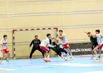 La defensa navera intenta detener el ataque de REBI Cuenca en un instante de partido./AMADOR MARUGÁN