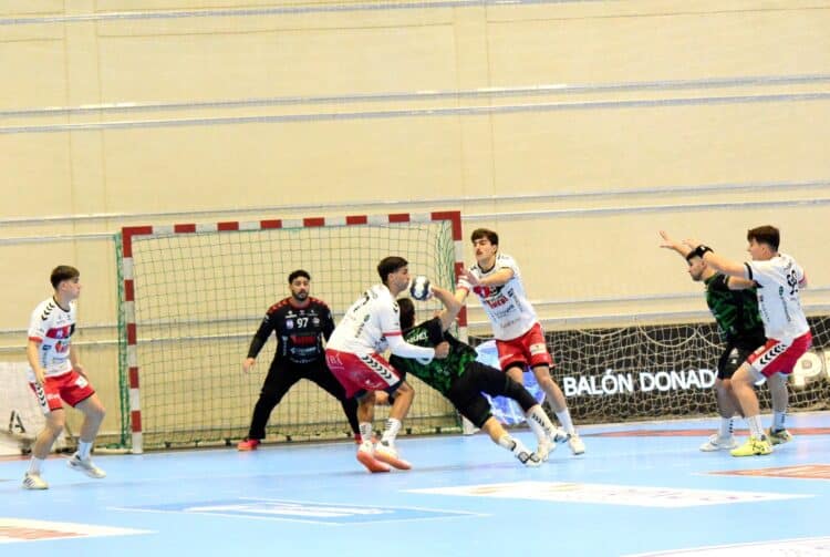 El proyecto del BM Nava empieza a dar sus frutos 1 La defensa navera intenta detener el ataque de REBI Cuenca en un instante de partido./AMADOR MARUGÁN