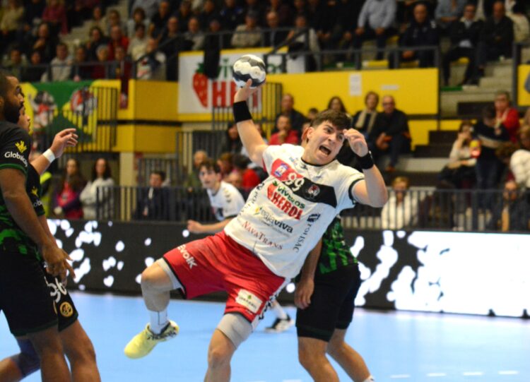Pablo Herranz busca el lanzamiento en un instante del duelo entre Balonmano Nava y REBI Cuenca./AMADOR MARUGÁN
