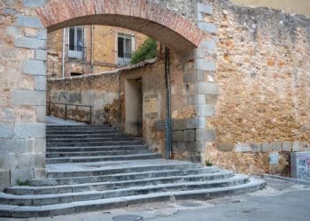 Acceso a la calle de la Puerta de la Luna desde el paseo del Salón. / HÉCTOR CRIADO