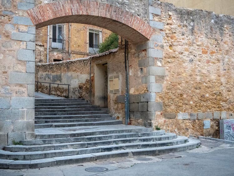 Acceso a la calle de la Puerta de la Luna desde el paseo del Salón. / HÉCTOR CRIADO