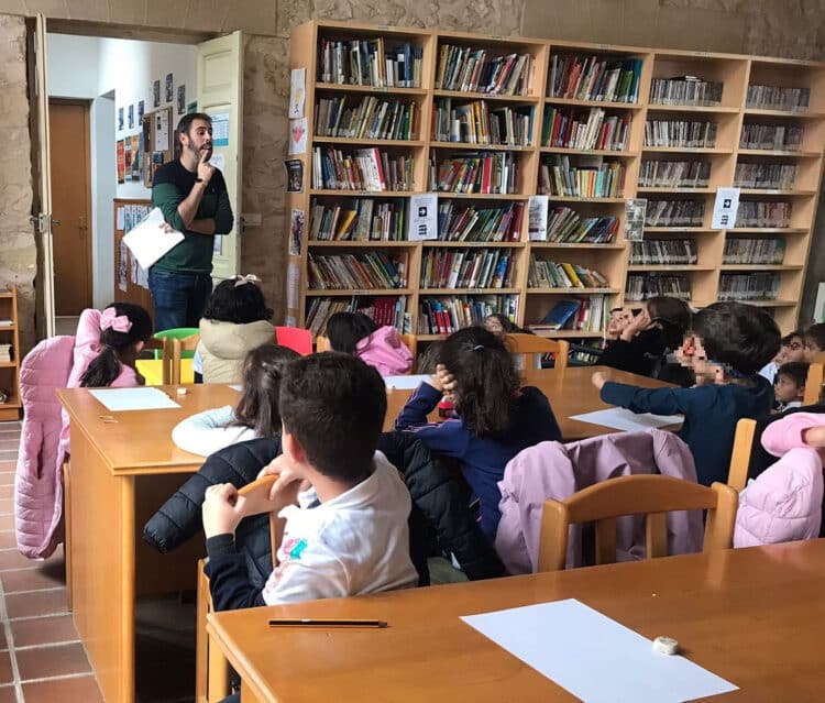 Cuatro colegios de la provincia transformarán sus bibliotecas en espacios de innovación 1 Alumnado en la biblioteca del CRA ‘Campos Castellanos’