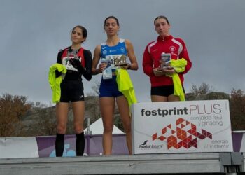 Alba León posa en el podio durante la cita en Soria./CAS