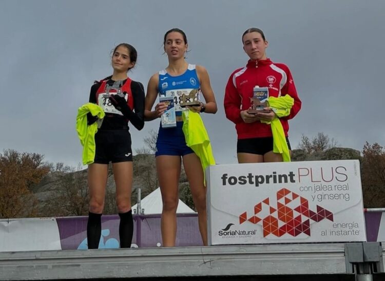 Alba León posa en el podio durante la cita en Soria./CAS