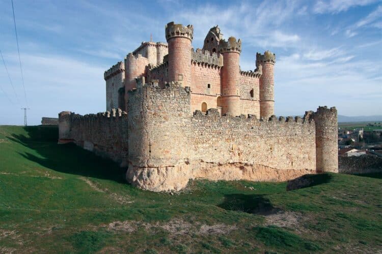 Ecos medievales de guerra y religión 1 El castillo de Turégano, dominando la villa.