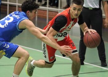 Un instante del duelo entre CD Base y Zamora./EVA DE SANTOS