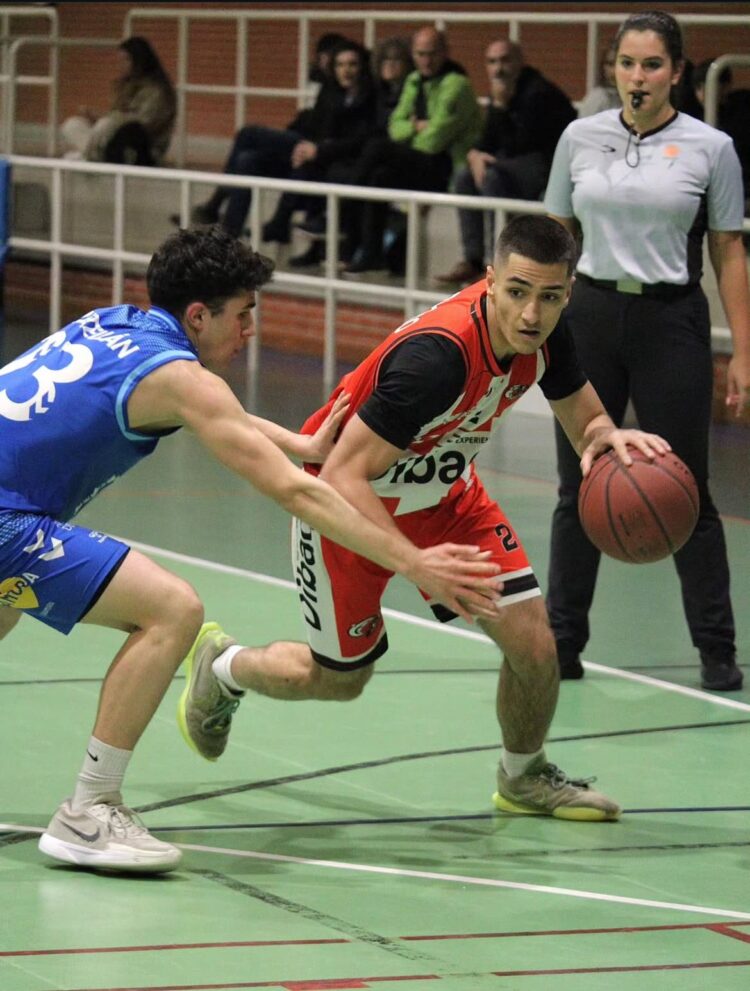 Un instante del duelo entre CD Base y Zamora./EVA DE SANTOS