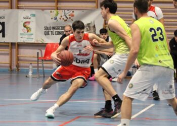 Un instante del duelo entre CD Base y Amalfi./CD BASE