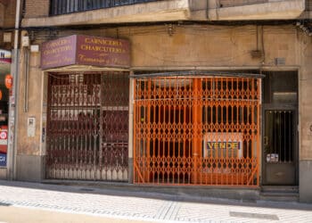 Rejas cerradas y carteles de se vende en los negocios de la calle Blanca de Silos.. / Héctor Criado