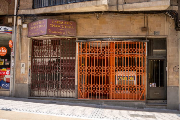 Rejas cerradas y carteles de se vende en los negocios de la calle Blanca de Silos.. / Héctor Criado